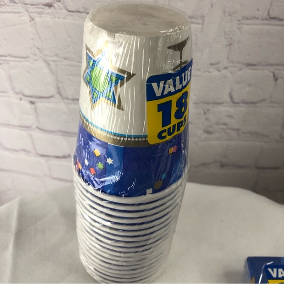 Hanukkah Celebrations Chanukah Party Plates Napkins Cups Confetti Serves 18 NEW - Picture 4 of 12